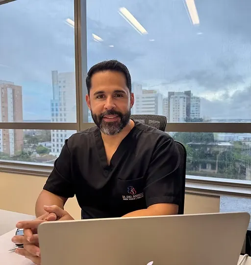 Dr. Enio Barreto no consultório