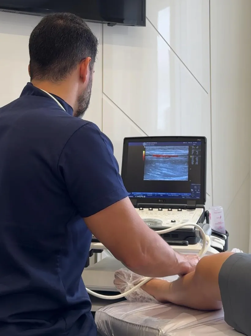 Dr. Enio Barreto realizando ultrassom Doppler